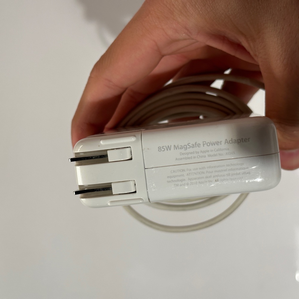 Apple 85W MagSafe power adapter MacBook Pro